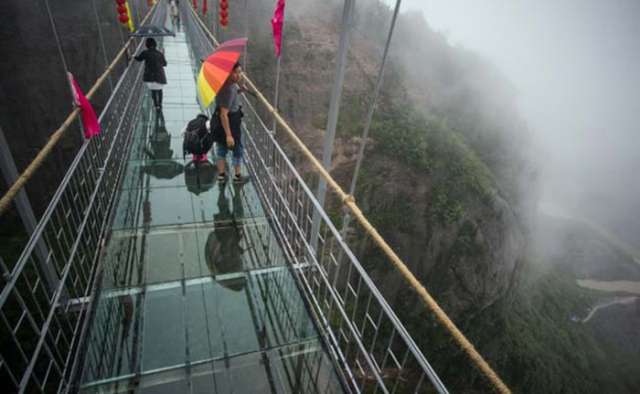 China`s new glass bridge tests courage of tourists